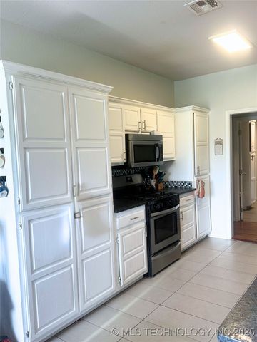 10922 E Canyon Oaks Boulevard, Claremore, OK 74017