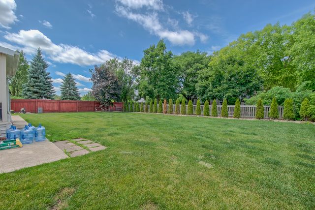 1094 Vista Drive, Gurnee, IL 60031