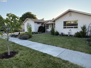 2303 N SPRUCE St, La Grande, OR 97850