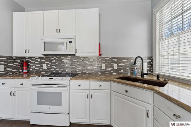 17202 Hickory Plaza, Omaha, NE 68130