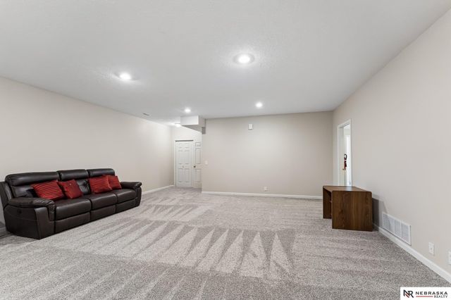 17202 Hickory Plaza, Omaha, NE 68130