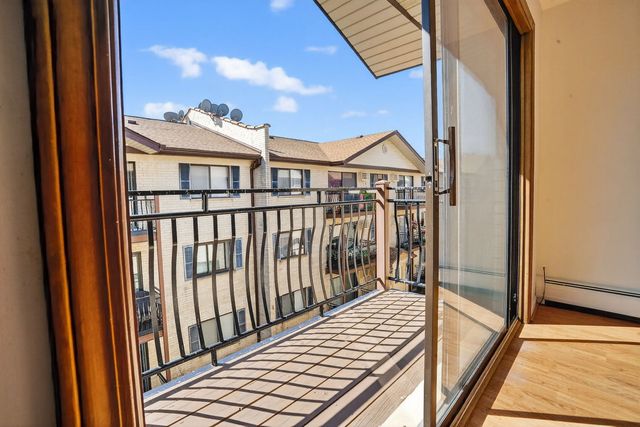 5143 N East River Road 355-D, Chicago, IL 60656