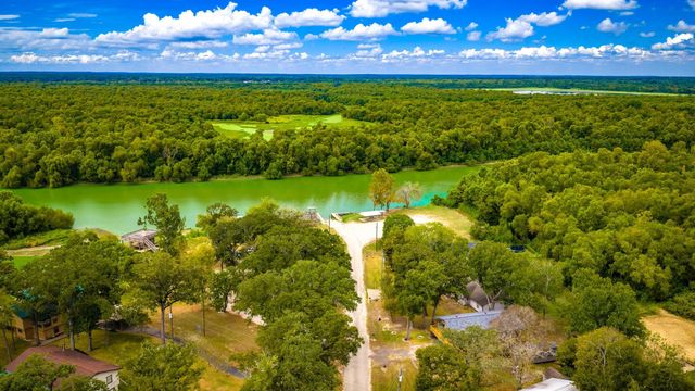 361 S Lakeside Drive, Huntsville, TX 77320