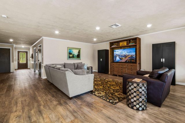 361 S Lakeside Drive, Huntsville, TX 77320
