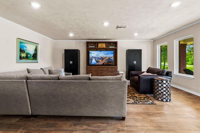 361 S Lakeside Drive, Huntsville, TX 77320