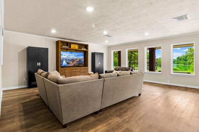 361 S Lakeside Drive, Huntsville, TX 77320