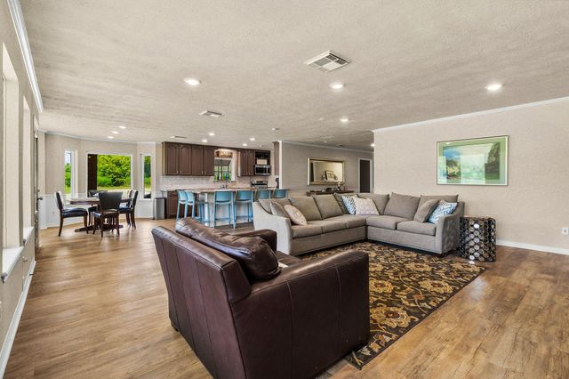 361 S Lakeside Drive, Huntsville, TX 77320