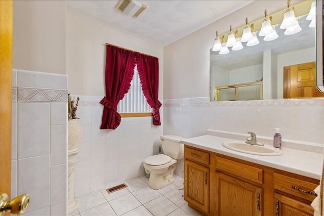 8 Hunter Ave, Methuen, MA 01844