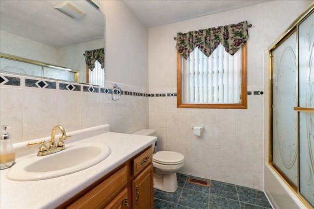 8 Hunter Ave, Methuen, MA 01844