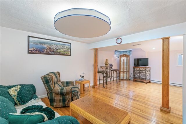 8 Hunter Ave, Methuen, MA 01844