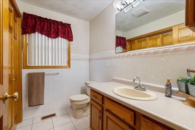 8 Hunter Ave, Methuen, MA 01844