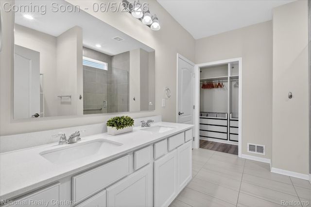 38681 Chasewood Court, Farmington Hills, MI 48335
