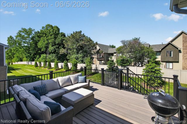 38681 Chasewood Court, Farmington Hills, MI 48335