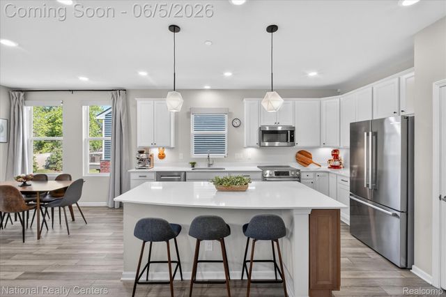 38681 Chasewood Court, Farmington Hills, MI 48335