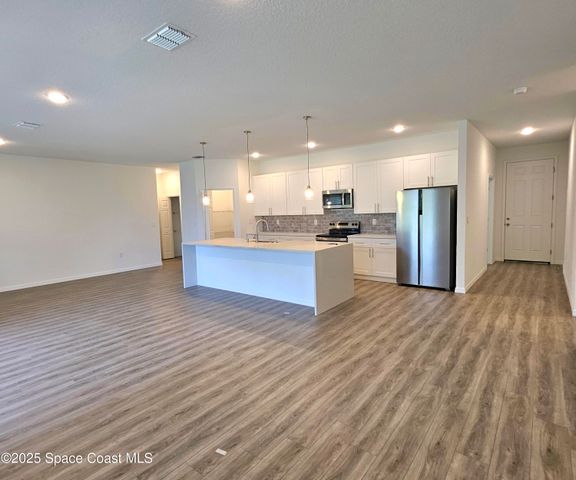 561 Harrisburg Street SW, Palm Bay, FL 32908