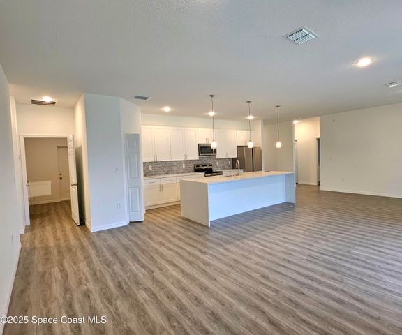 561 Harrisburg Street SW, Palm Bay, FL 32908