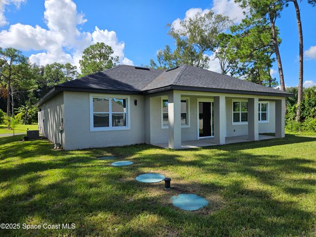 561 Harrisburg Street SW, Palm Bay, FL 32908