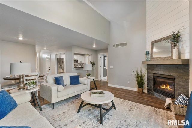 354 COUNTRY CLUB Court, Eldridge, IA 52748