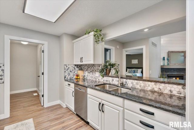 354 COUNTRY CLUB Court, Eldridge, IA 52748