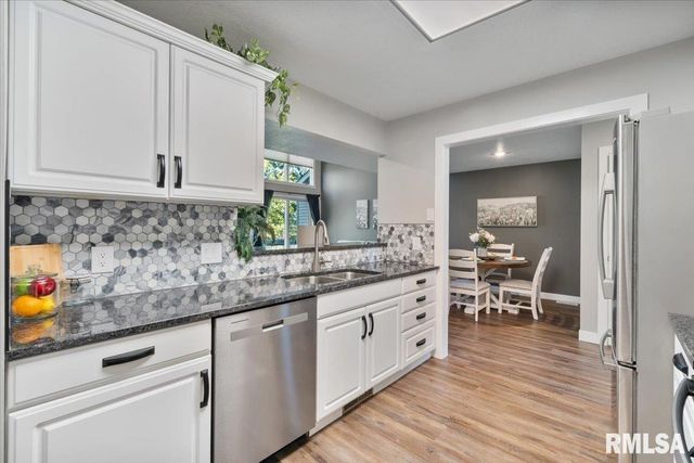 354 COUNTRY CLUB Court, Eldridge, IA 52748