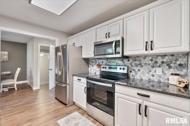 354 COUNTRY CLUB Court, Eldridge, IA 52748