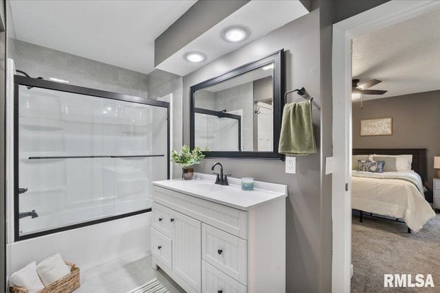 354 COUNTRY CLUB Court, Eldridge, IA 52748