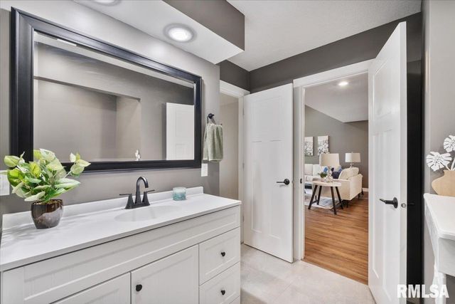 354 COUNTRY CLUB Court, Eldridge, IA 52748