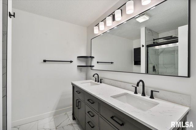 354 COUNTRY CLUB Court, Eldridge, IA 52748