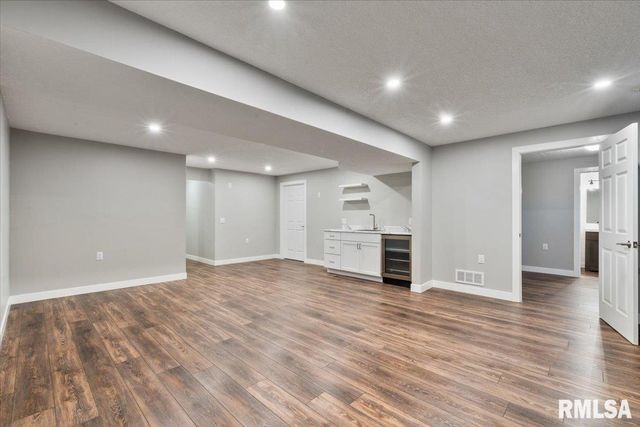 354 COUNTRY CLUB Court, Eldridge, IA 52748