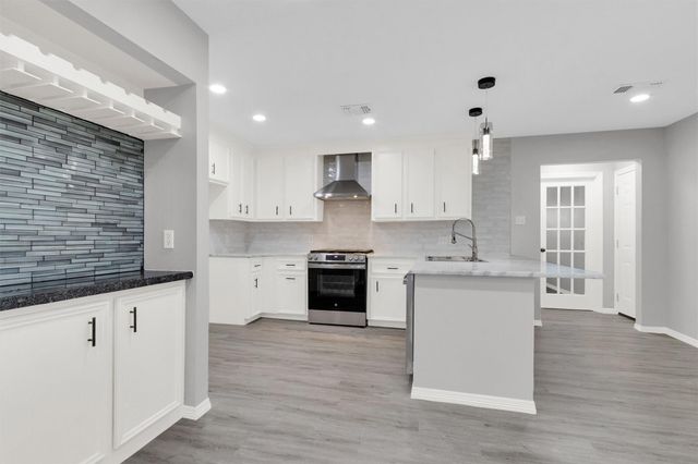 5246 Lakeshore Drive, Willis, TX 77318
