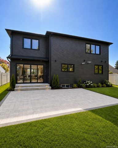 28 Choir Lane, Westbury, NY 11590