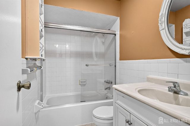 71 Highview Drive, Woodbridge Proper, NJ 07095