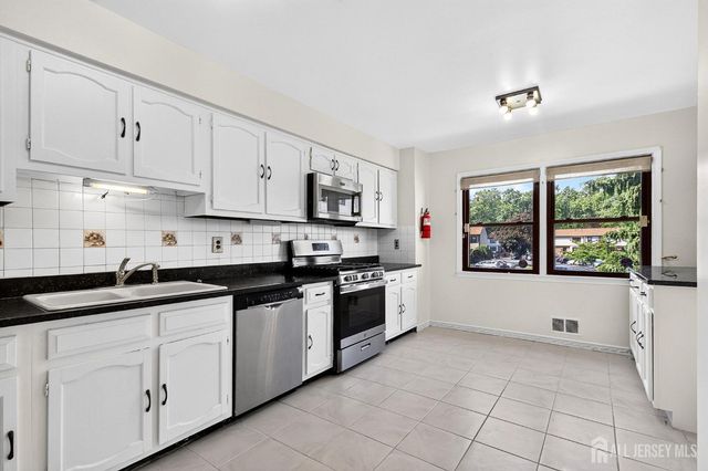71 Highview Drive, Woodbridge Proper, NJ 07095