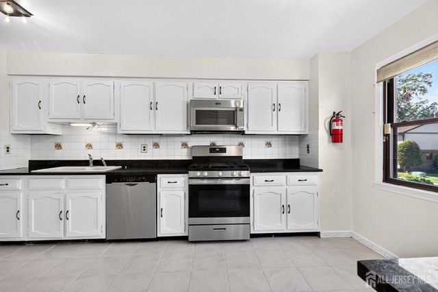 71 Highview Drive, Woodbridge Proper, NJ 07095