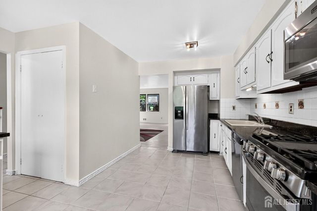 71 Highview Drive, Woodbridge Proper, NJ 07095