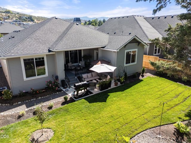 2833 Caldera Lane, Medford, OR 97504
