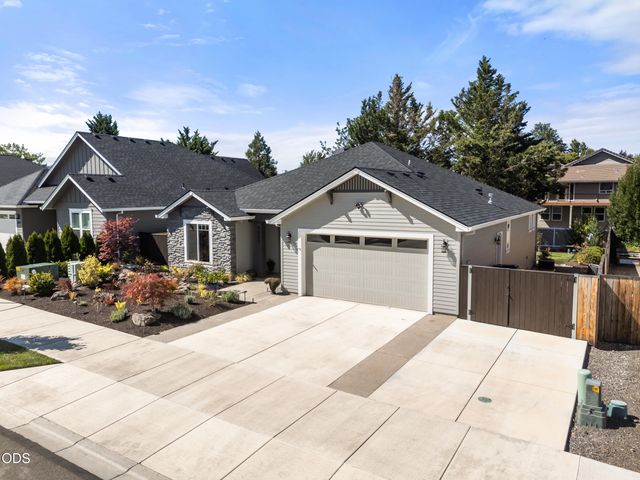 2833 Caldera Lane, Medford, OR 97504