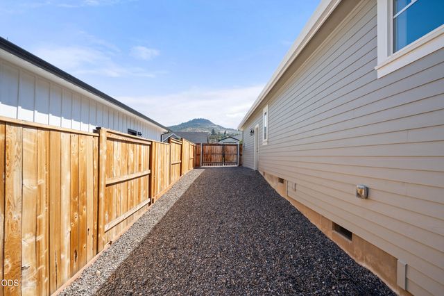 2833 Caldera Lane, Medford, OR 97504