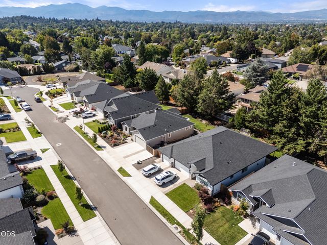 2833 Caldera Lane, Medford, OR 97504