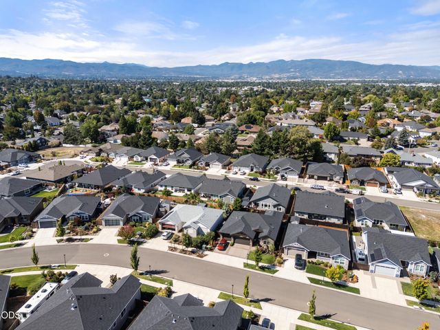 2833 Caldera Lane, Medford, OR 97504