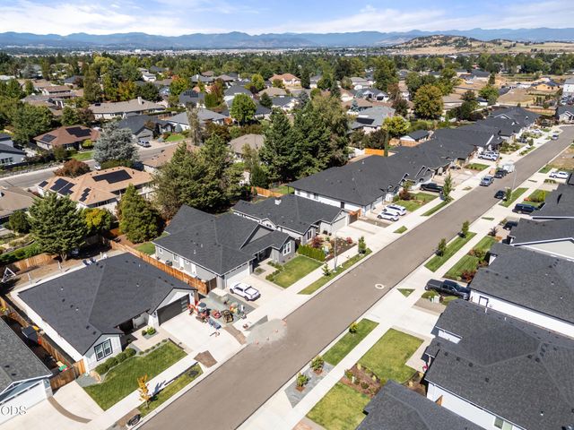 2833 Caldera Lane, Medford, OR 97504