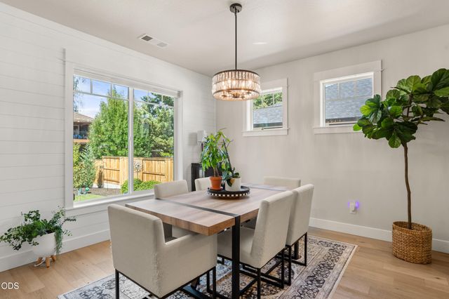 2833 Caldera Lane, Medford, OR 97504