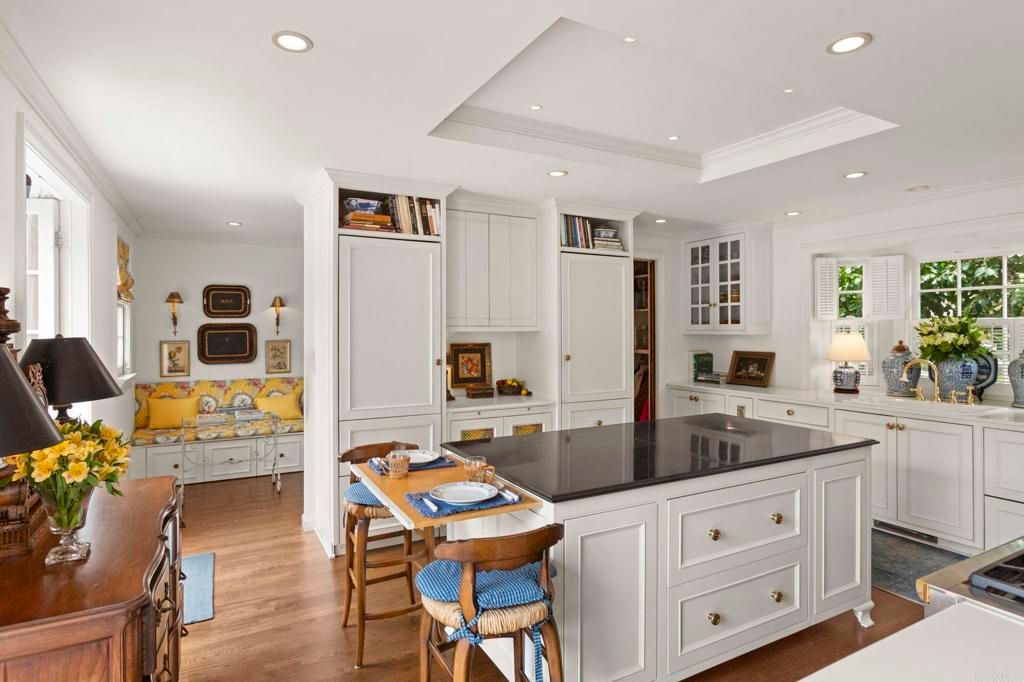 Image 5 of property listing at 7716 Lookout Drive, La Jolla, CA 92037