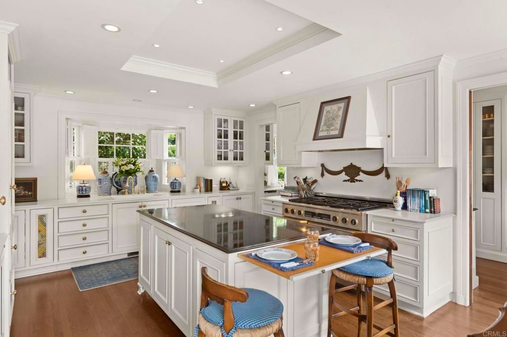 Image 6 of property listing at 7716 Lookout Drive, La Jolla, CA 92037