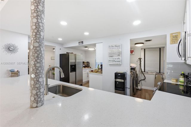 625 Oaks Dr 304, Pompano Beach, FL 33069