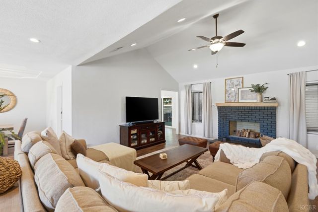 2702 Burl Court, Hanford, CA 93230