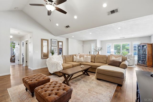 2702 Burl Court, Hanford, CA 93230