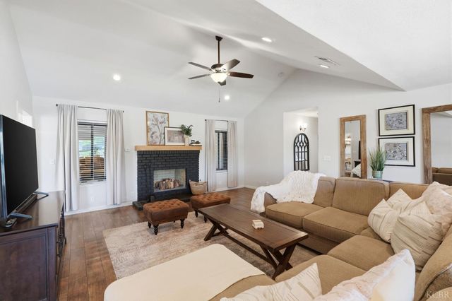 2702 Burl Court, Hanford, CA 93230