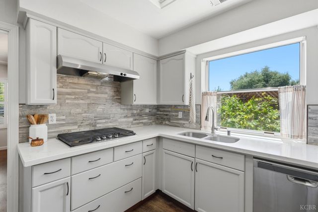 2702 Burl Court, Hanford, CA 93230