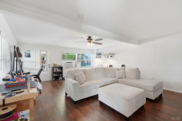 2702 Burl Court, Hanford, CA 93230